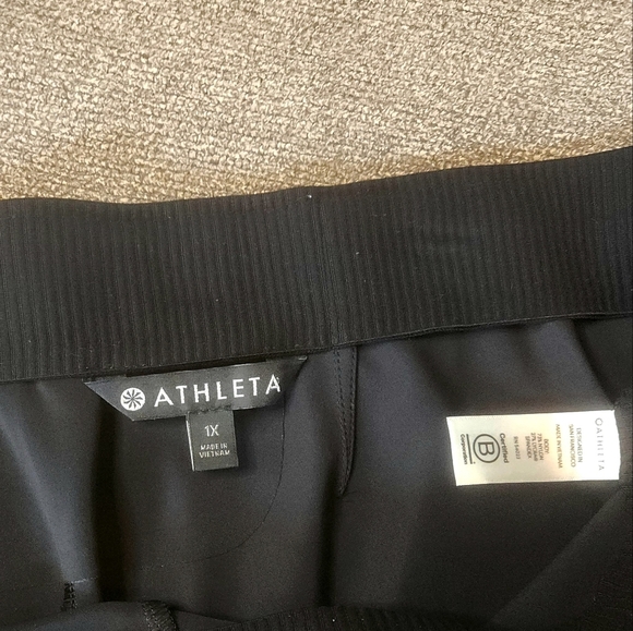 EUC ATHLETA MERCURIAL CROP FLARE PANTS black - Picture 5 of 9